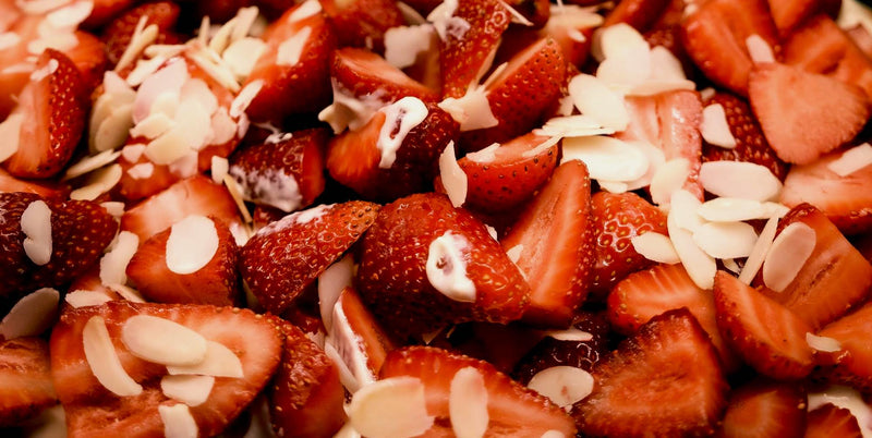 Meringata alle Mandorle e Fragole — Almond Meringue With Strawberries
